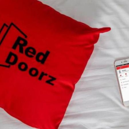 Reddoorz Plus @ Karebosi Area 2 Hotel Макасар Екстериор снимка