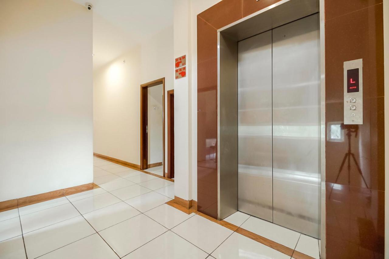 Reddoorz Plus @ Karebosi Area 2 Hotel Макасар Екстериор снимка