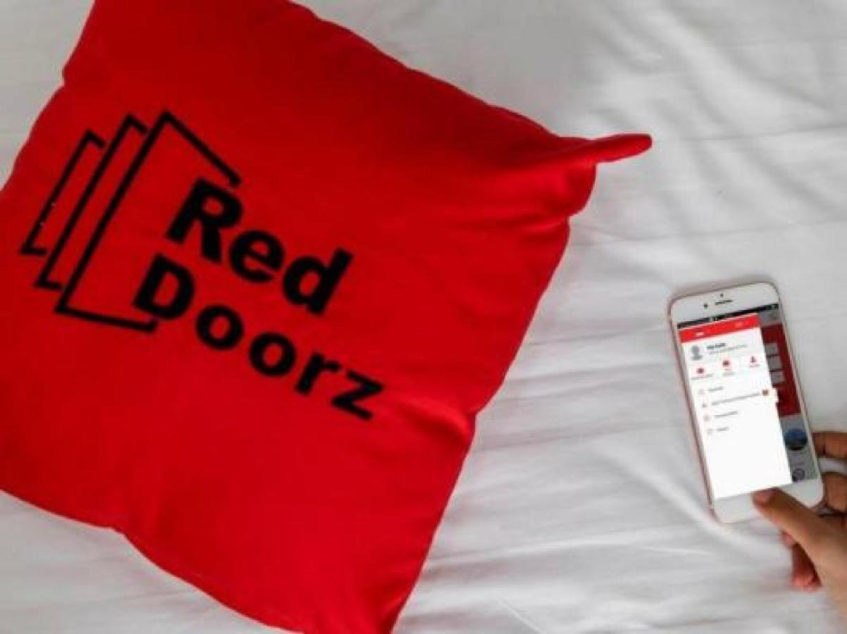 Reddoorz Plus @ Karebosi Area 2 Hotel Макасар Екстериор снимка